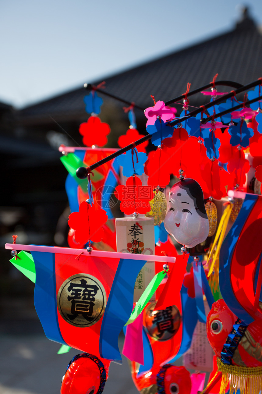 蓝色天空的日本装饰飞行文化微笑黄色红色寺庙艺术字体神社图片