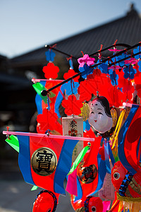 蓝色天空的日本装饰飞行文化微笑黄色红色寺庙艺术字体神社背景图片