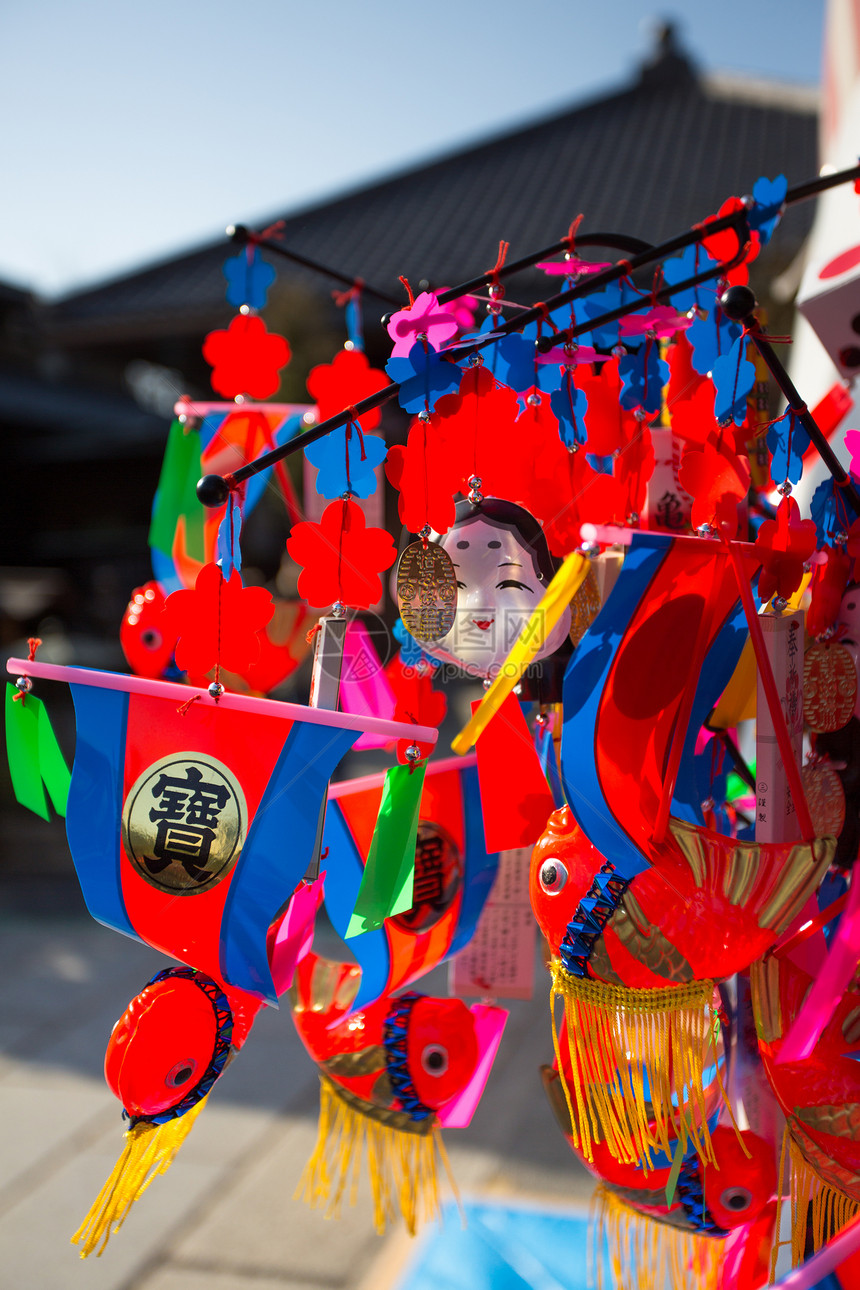 蓝色天空的日本装饰字体红色飞行文化微笑神社艺术黄色寺庙图片
