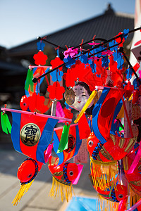 蓝色天空的日本装饰字体红色飞行文化微笑神社艺术黄色寺庙背景图片