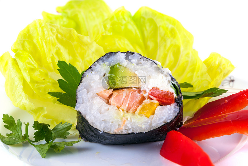 一块被装饰的盘子上的寿司小吃海鲜饮食美食胡椒蔬菜海藻鱼片午餐食物图片