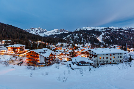 夜里麦当娜露营的光化天空度假胜地 I地标滑雪天际村庄文化街道酒店景观蓝色建筑背景图片