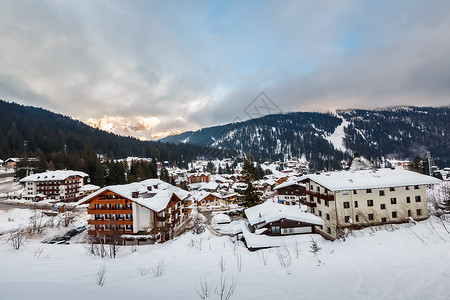 早上意大利阿尔卑斯山的麦当娜迪坎皮格利奥滑雪度假胜地旅游运动城市假期景观蓝色天际天空顶峰村庄背景图片