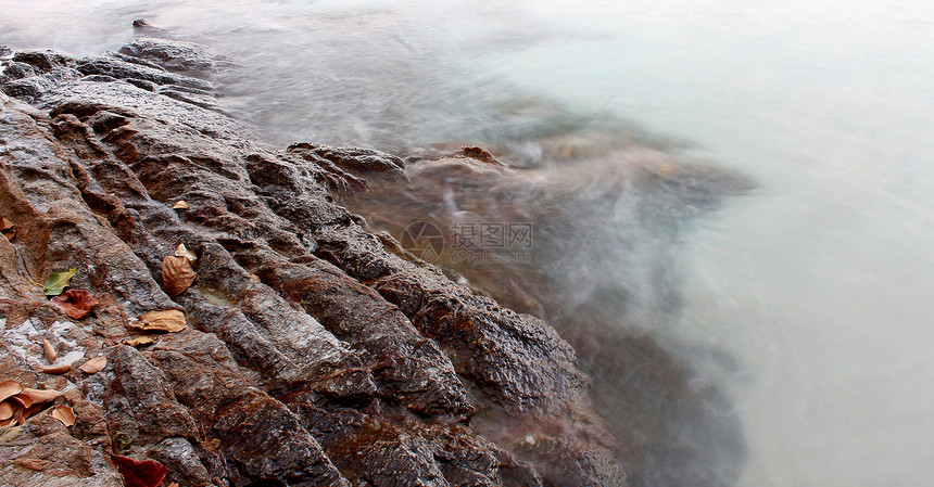 落岩海岸海景石头场景海洋天空蓝色季节岩石图片