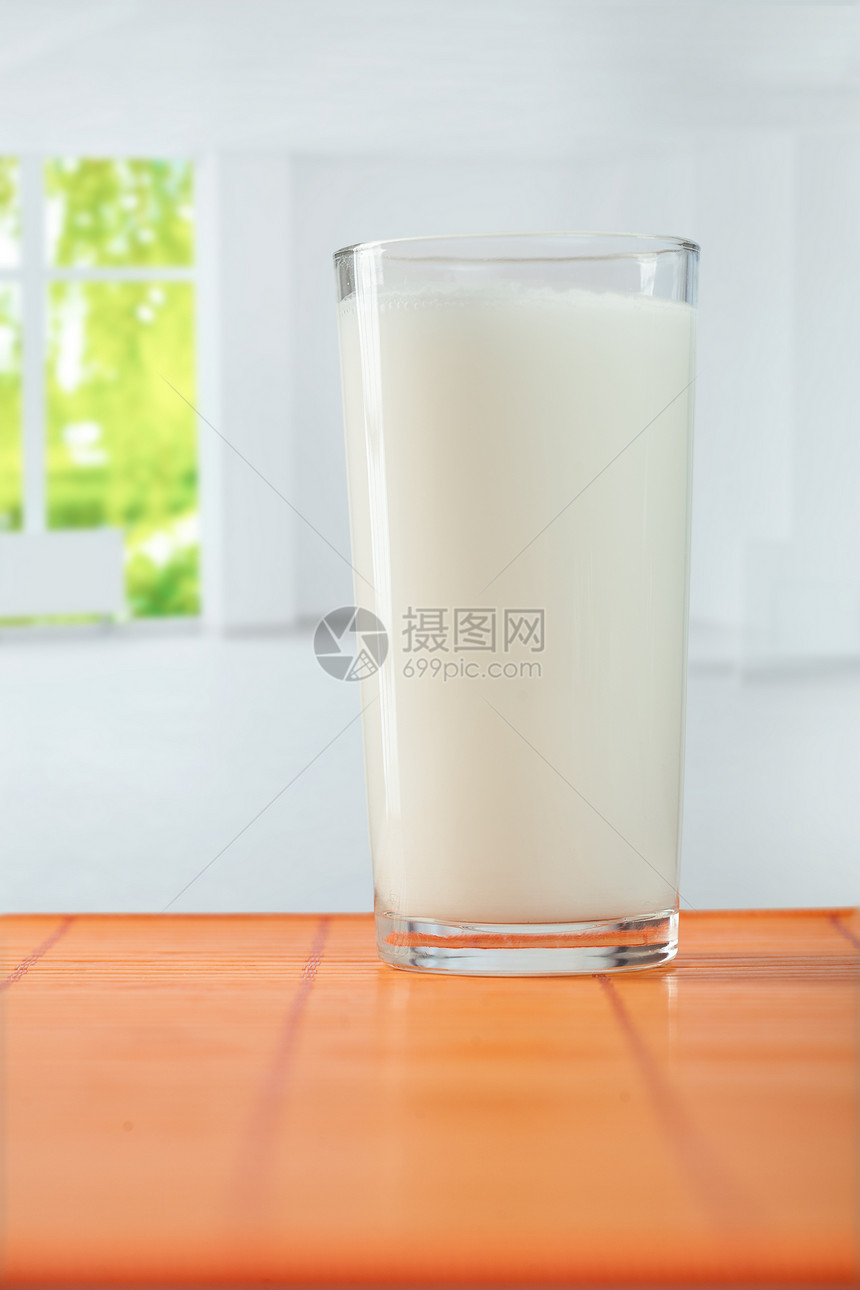 桌上有玻璃的乳汁图片