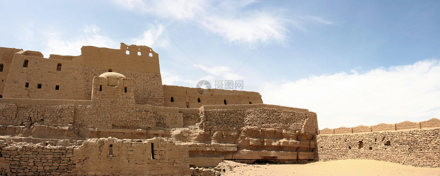 靠近阿斯旺的旧堡垒黄色运输支撑游客旅游交通沙漠旅行废墟干旱图片