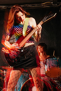 妇女在舞台上演奏摇滚音乐背景图片