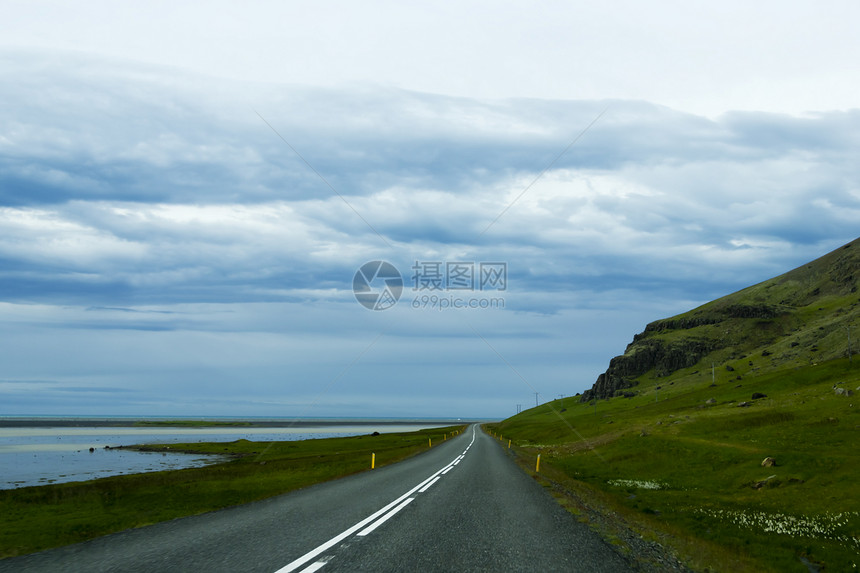 在山地背景下的道路 冰岛 多云的夏季天气旅游阳光土地天空场景乡村全景旅行火山标记图片