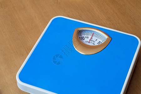 确定身体重量的比重尺度控制袖珍测量读数饮食体重健康蓝色背景图片