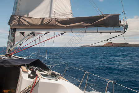 游游艇桅杆海洋白色天空背景图片