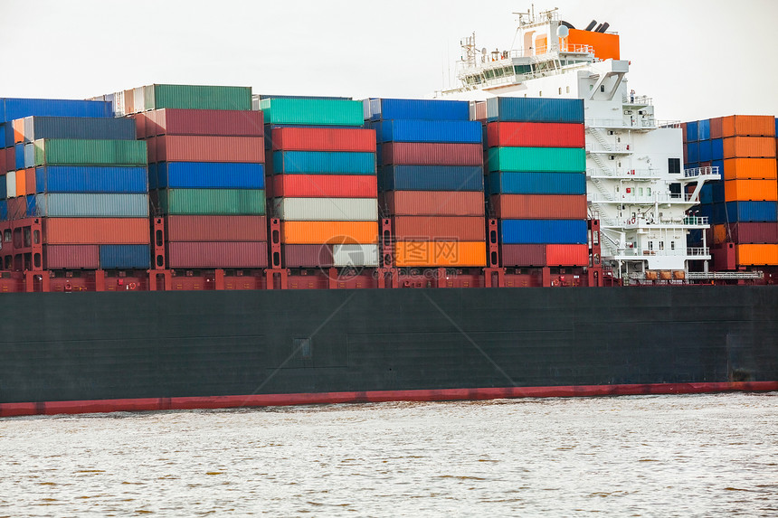 完全装满集装箱的港口集装箱船舶贮存驳船载体拖运托运容器化海洋船运贸易运输图片
