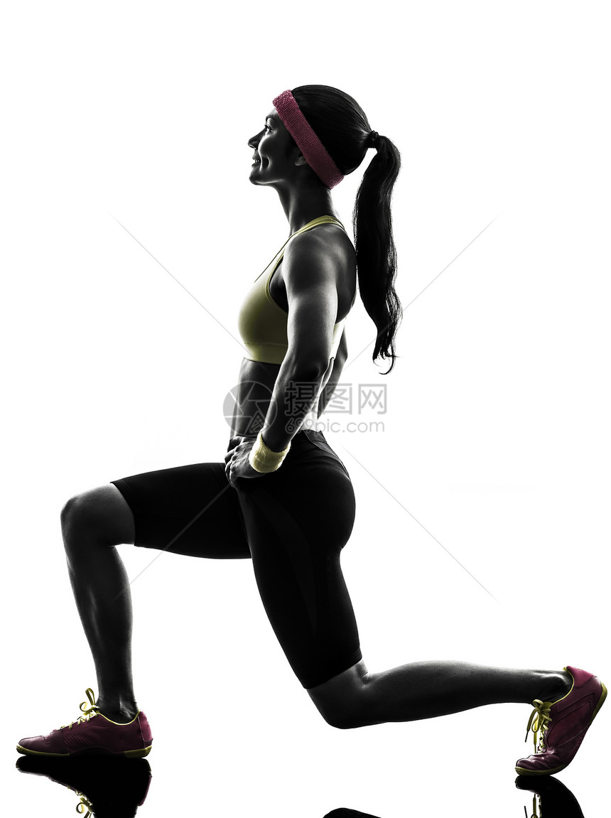 从事健身锻炼的妇女 腰部蹲在轮椅上运动员下蹲阴影女士弓步成年人健美运动女性有氧运动图片