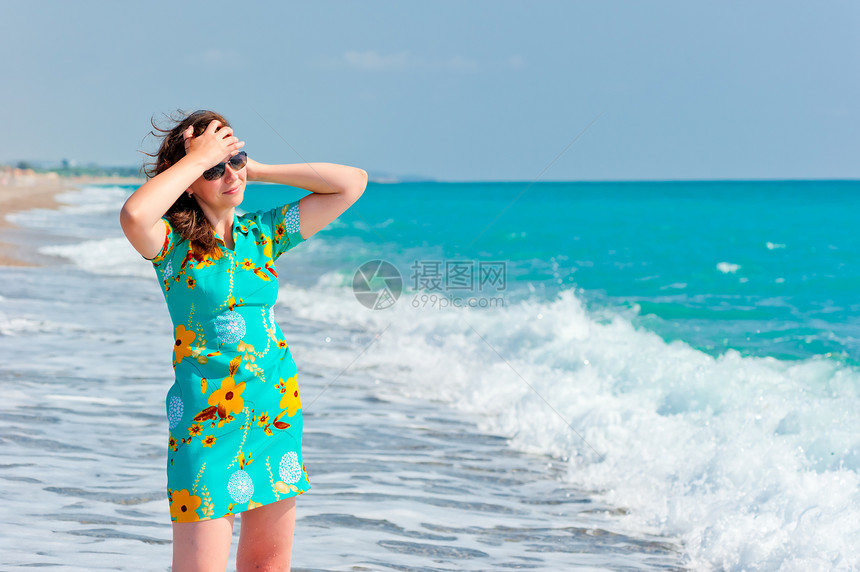女孩在沙滩上的太阳眼镜图片