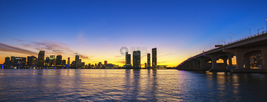夜色时 迈阿密城市的天线全景地标办公室天际建筑物建筑学场景日落反射都市摩天大楼图片