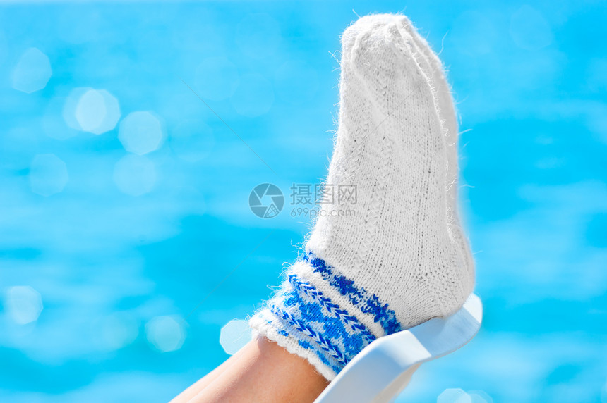 在海滩上穿着羊毛袜子的女子腿图片