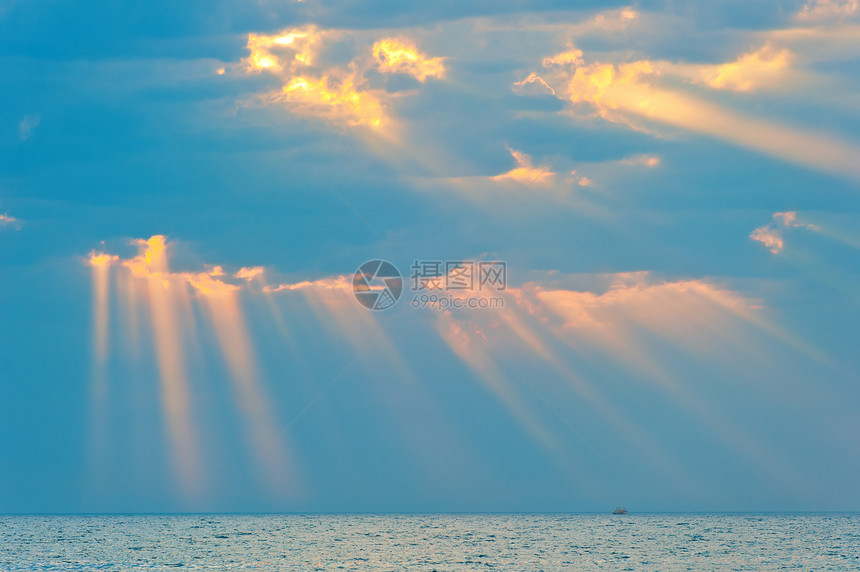 太阳的光线在海面云中破碎图片