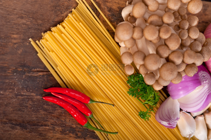 意大利意大利面食和蘑菇酱配料辣椒蔬菜餐厅厨房食谱香菜养分面条营养胡椒图片