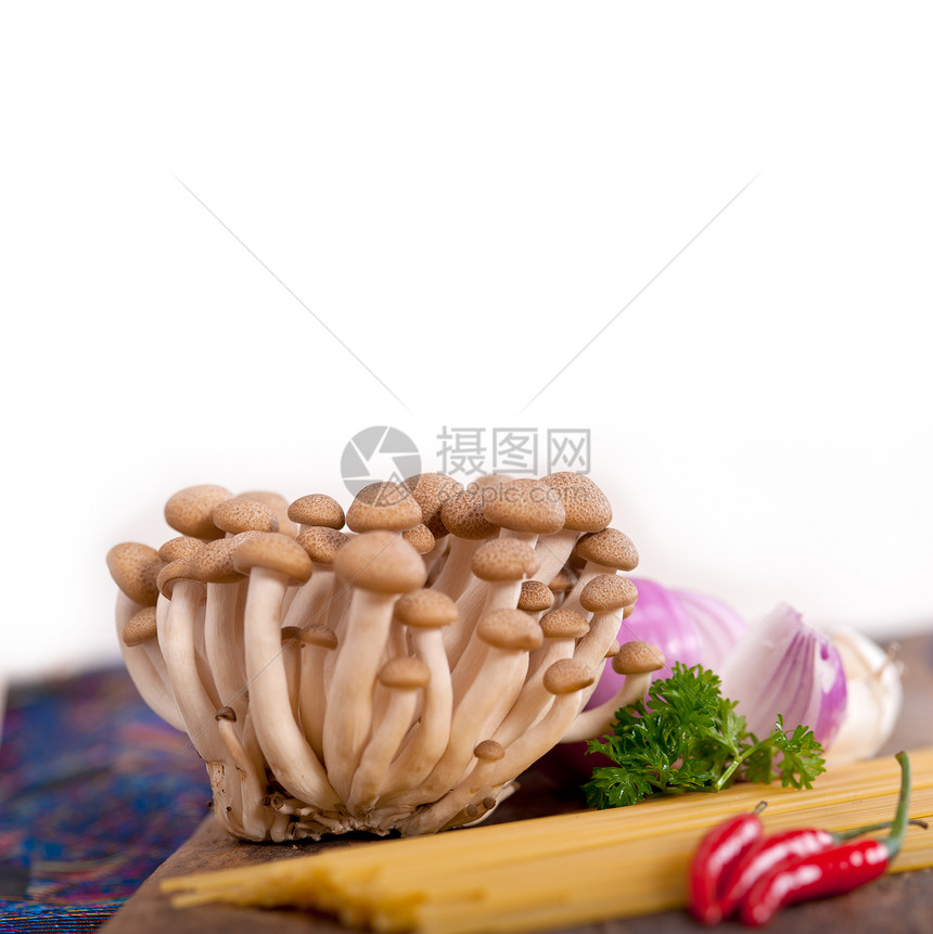 意大利意大利面食和蘑菇酱配料厨房盘子面条营养食谱养分木头胡椒午餐香菜图片