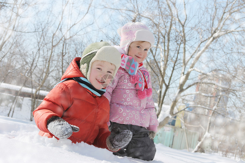 孩子们在雪中玩乐图片