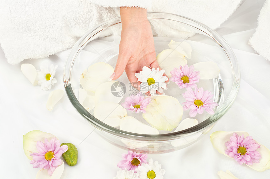 柔和的花瓣浴花瓣植物治疗活力芳香玫瑰疗法温泉洗澡女孩图片