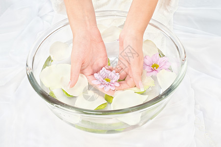 柔和的花瓣浴玫瑰疗法芳香温泉治疗洗澡女孩活力花瓣植物背景图片
