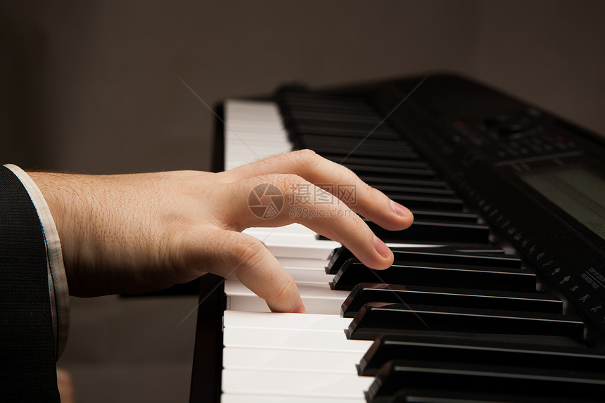 钢琴钥匙和人手唱歌音乐会旋律男人音乐宏观行动教育白色人声图片