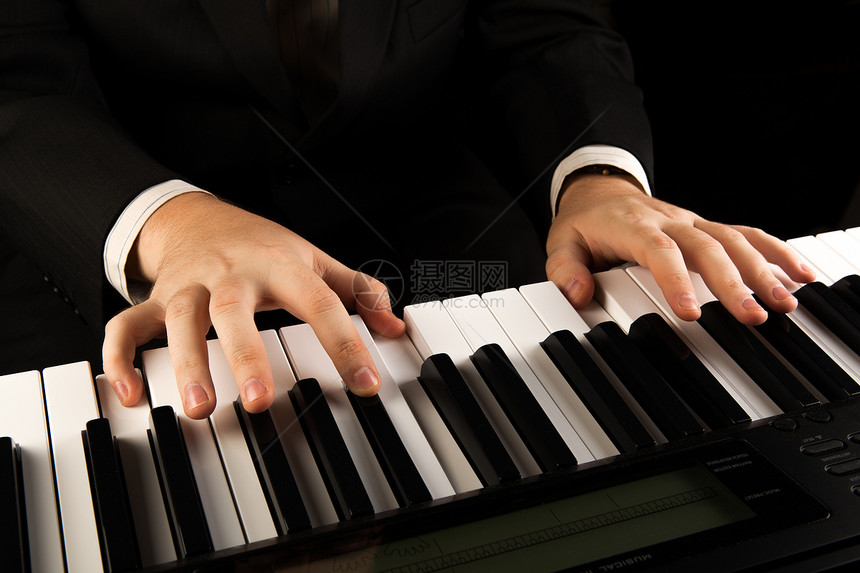 钢琴钥匙和人手宏观唱歌黑色教育行动音乐乐器男人歌曲白色图片