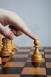 男人做一个移动象棋当黑色数字竞赛典当比赛丢弃孤独广告宏观攻击背景图片