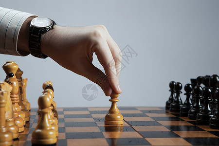 男人做一个移动象棋当黑色比赛锦标赛宣言典当女王广告孤独攻击数字背景图片