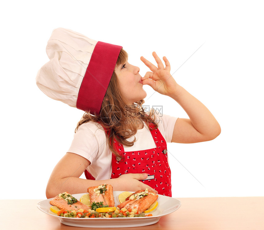 小女孩煮饭时手签好 菜盘上吃鲑鱼图片