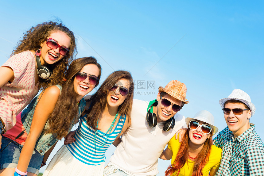 身戴太阳眼镜和帽子的青年群体乐趣闲暇喜悦团体太阳男人夫妻娱乐男生友谊图片
