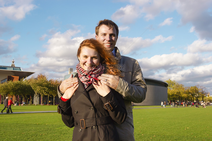 相爱的室外幸福情侣 普林博物馆 秋季阿姆斯特丹Bac背光微笑季节性博物馆拥抱男性女士夫妻广场男人图片