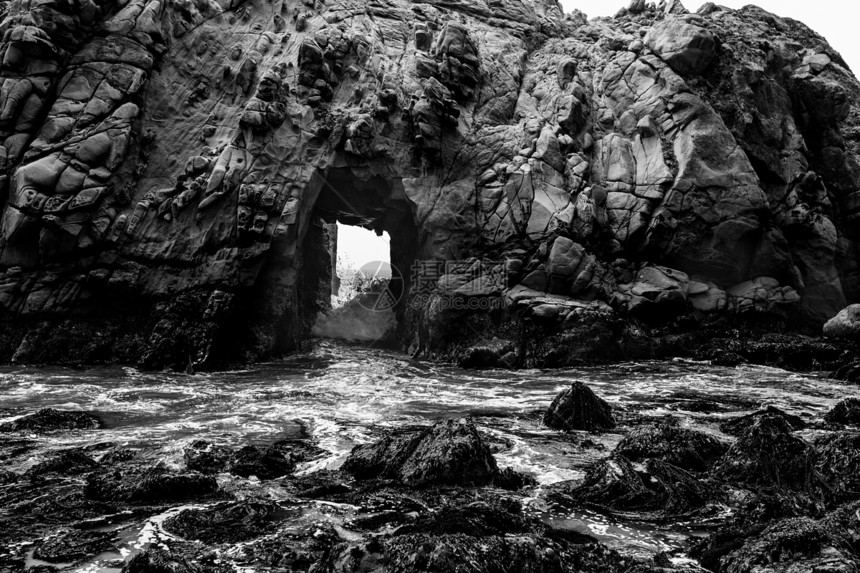 Big Sur州立公园的加利福尼亚菲佛海滩 戏剧性体重波浪旅行海洋旅游海岸海岸线石头海景岩石地标图片