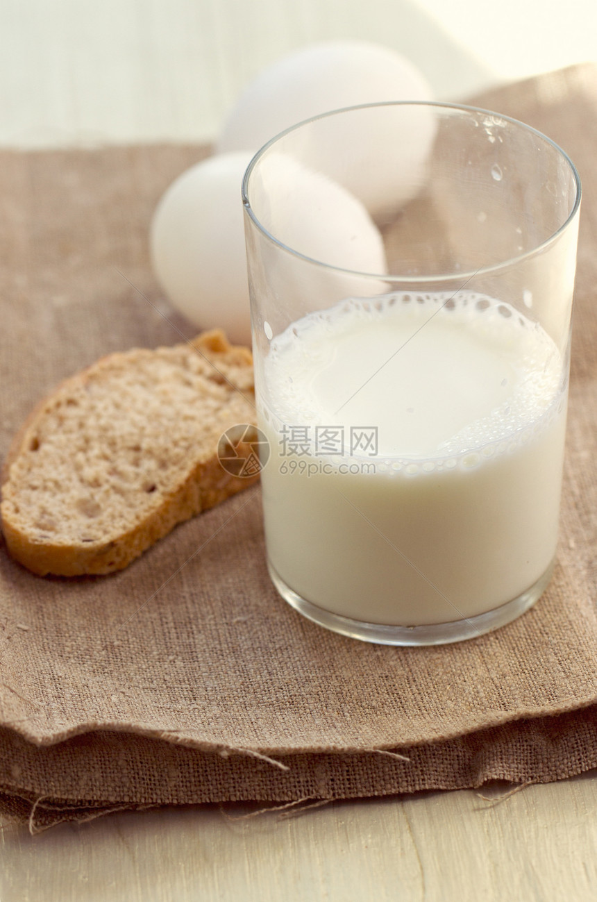 面包 鸡蛋 牛奶玉米桌子早餐糕点瓶子场地小吃小麦面粉奶油图片
