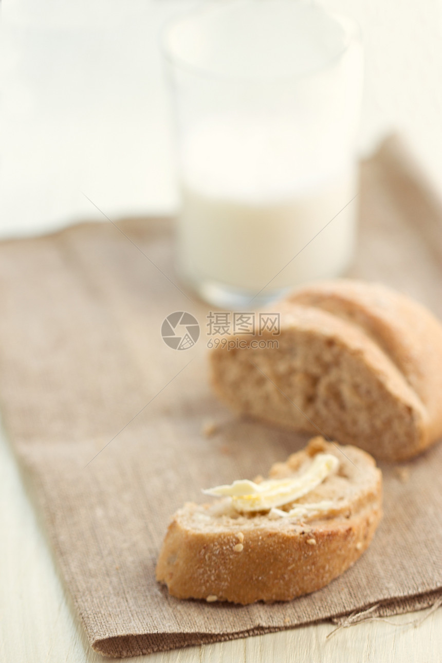 面包和乳奶小吃花朵奶油小麦食品纤维持有者紫色黄油玻璃图片