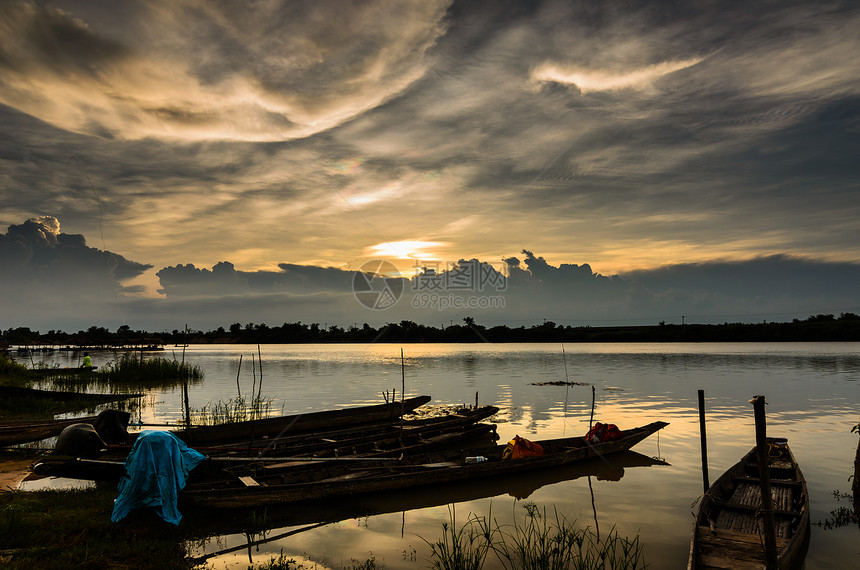 泰国的河流天空池塘阳光环境反射公园乡村场景活力季节图片