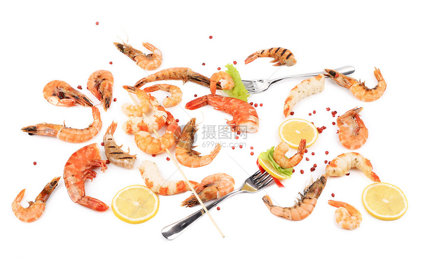 新鲜熟虾和叉子的配料图片