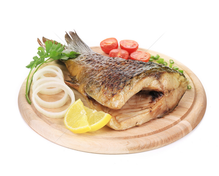 木板上的烤鱼钓鱼饮食美食营养食物白色盘子柠檬海鲜淡水图片