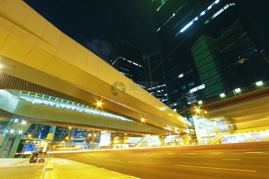 现代城市风景和夜里繁忙的街头街道商业地标运动场景运输首都景观街道繁华市中心图片