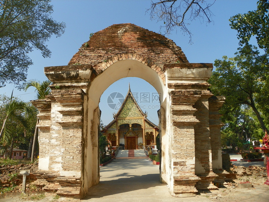 Wat Tamnuk寺庙的旧门入口图片