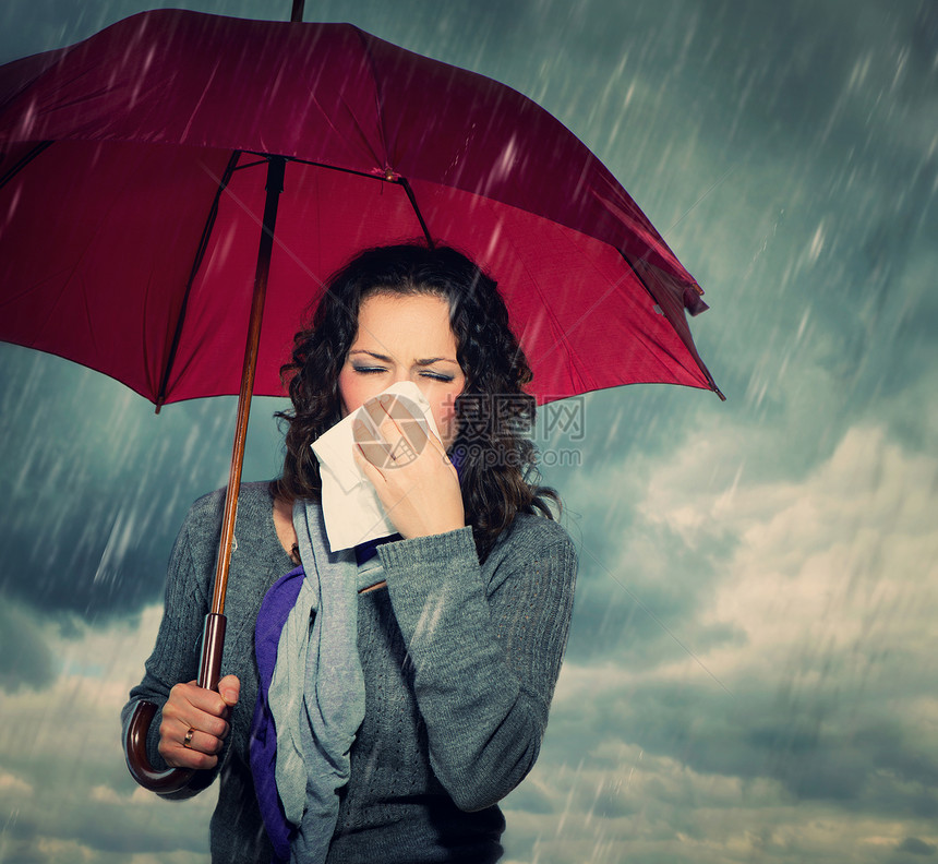 秋雨背景中带伞的打喷嚏女人温度女孩天气症状发烧卫生疾病流感喷嚏鼻子图片