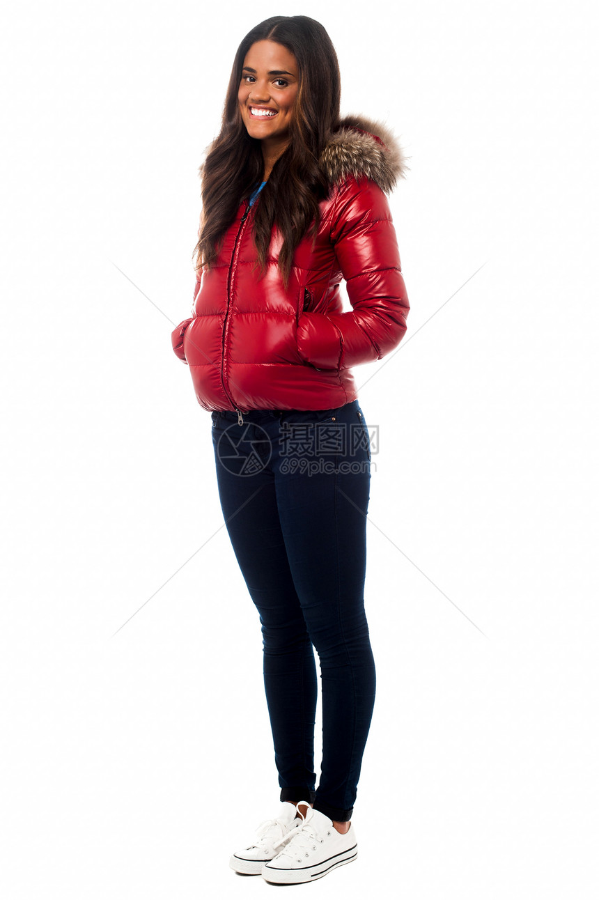 穿冬衣的漂亮女孩兜帽幸福羊毛口袋混血女士女性女孩外套冒充图片