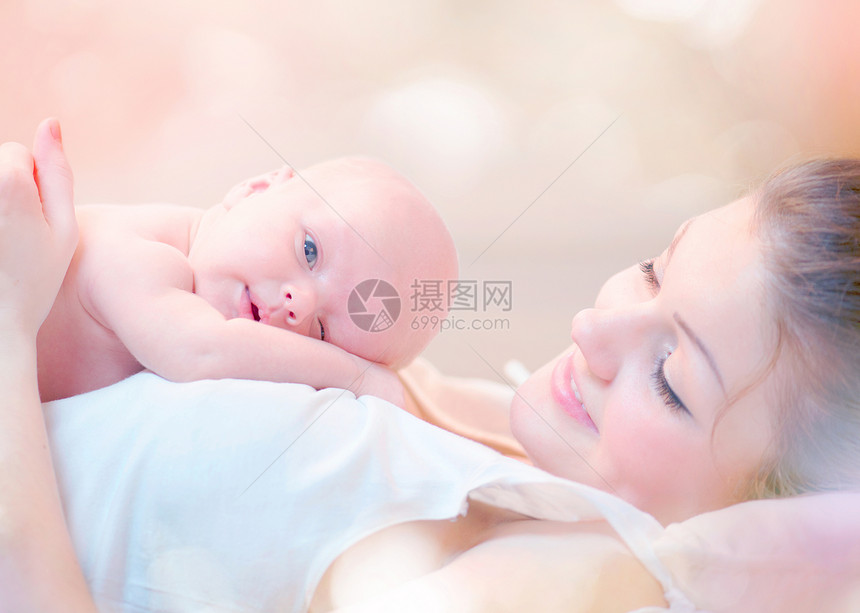 快乐的母亲和她的新生儿宝宝亲吻和拥抱男生新生幸福微笑母性乐趣儿子童年女孩父母图片