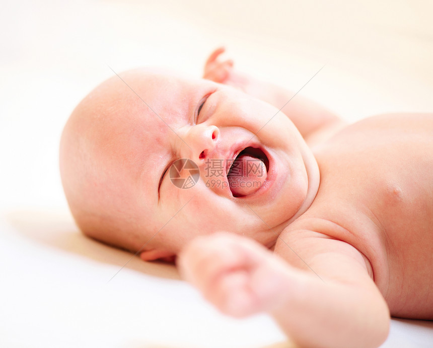 哭泣的新生儿婴儿图片