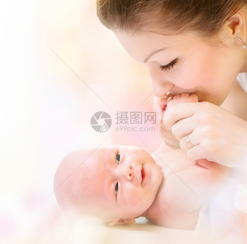 新出生的婴儿 幸福的母亲和宝宝亲吻拥抱女士边界乐趣妈妈家庭快乐女性母性微笑喜悦图片