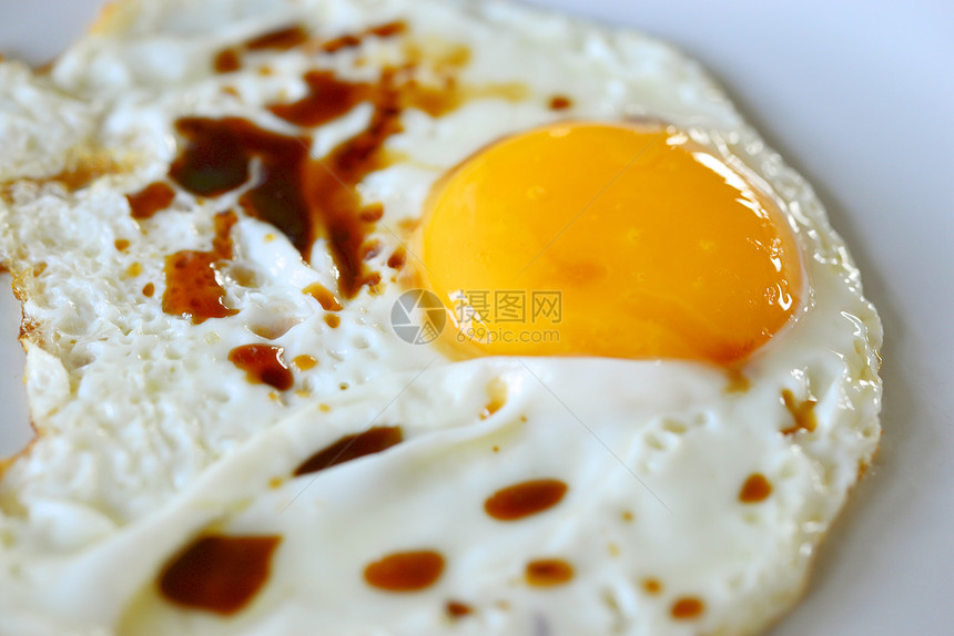 带香肠的炒鸡蛋酱油午餐餐具黄色红色床单健康饮食盘子食物图片