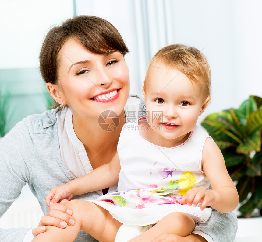母亲和婴儿亲吻与拥抱在家父母童年女孩牙齿女士乐趣女儿妈妈享受牙科图片