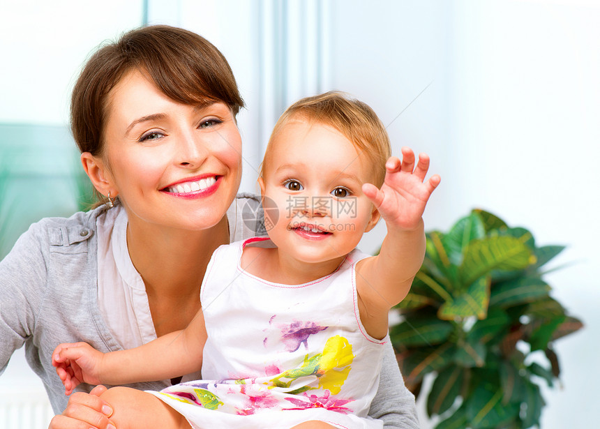 母亲和婴儿亲吻与拥抱在家喜悦牙齿宝宝母性乐趣享受童年妈妈女儿微笑图片
