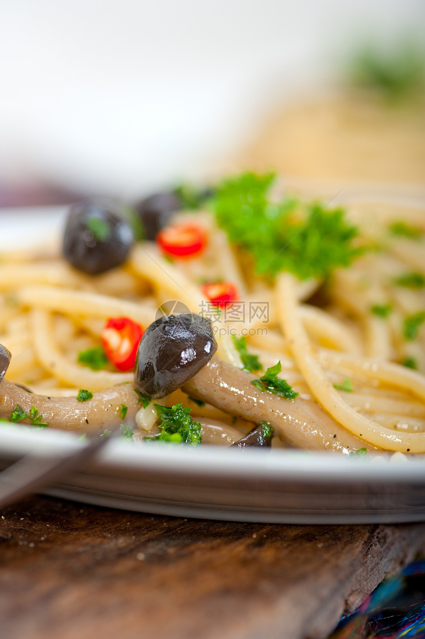 意大利面食和蘑菇酱胡椒午餐香菜木头养分厨房食谱营养盘子餐厅图片