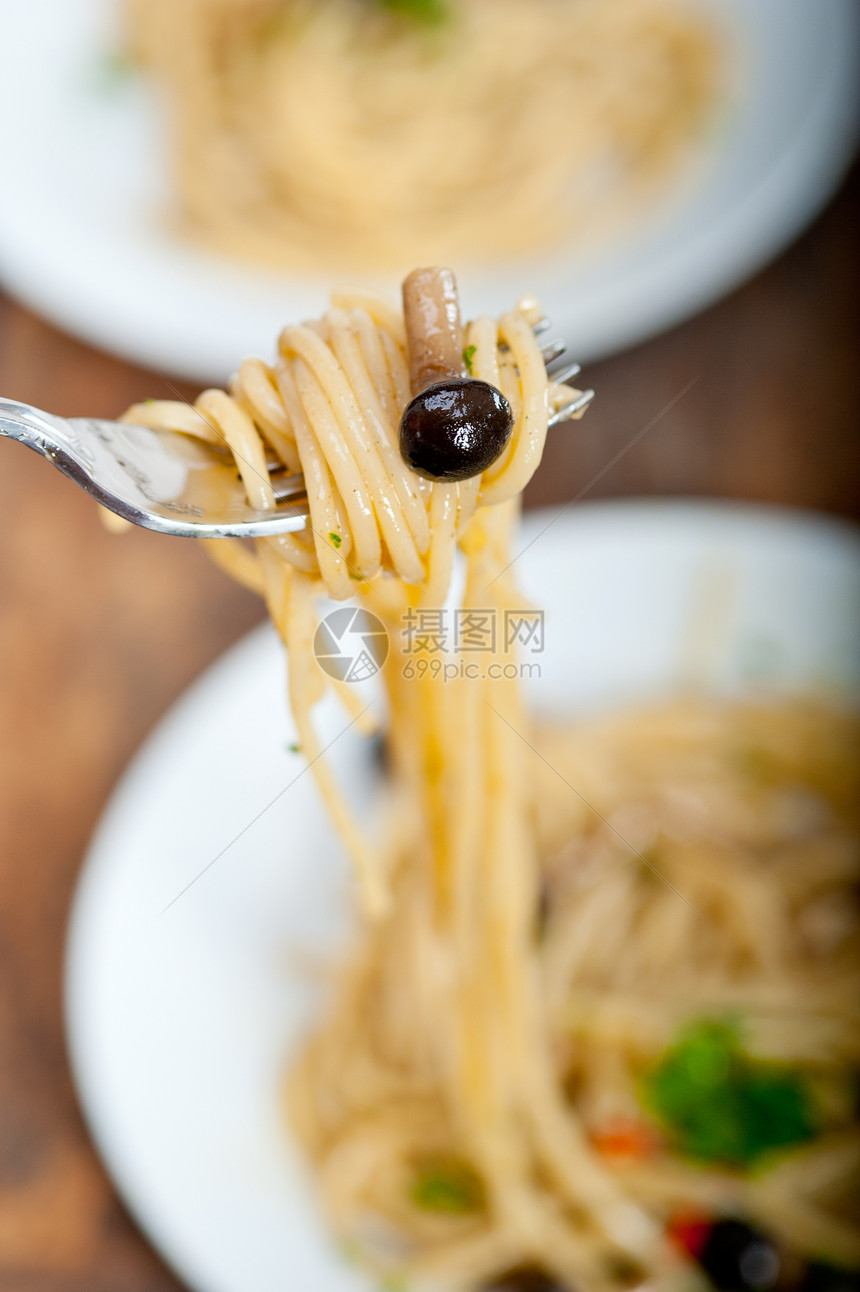 意大利面食和蘑菇酱午餐美食蔬菜餐厅厨房木头香菜营养面条辣椒图片